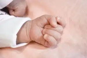 يد رضيع صغير